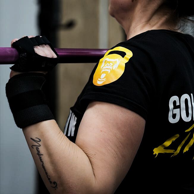 Levantamiento de barra durante una clase de Cross Training en Street Flow Vigo